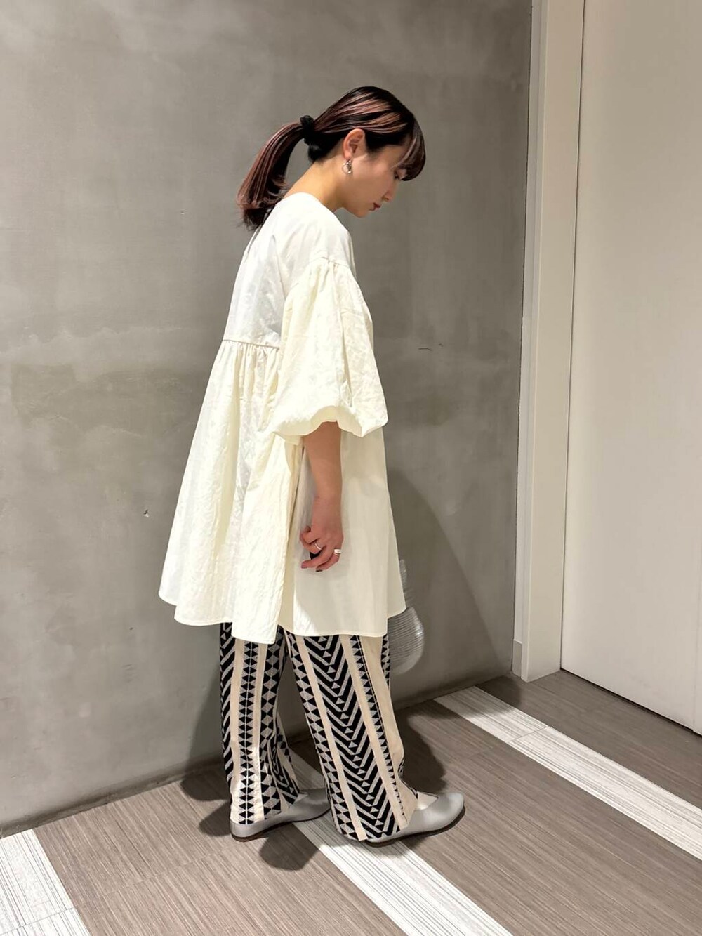 「カジュアルコーデ、低身長、newarrival、doors、カジュアルスタイル、20代後半、骨格ウェーブ、イエベ秋、ウェーブ×イエベ秋、ブラウスが主役の春コーデ」｜「URBAN RESEARCH DOORSのVカットパンプス（パンプス、シルバー系）」を使った、YOKO  HONDAさん（レディース・152cm）の春コーディネートの5枚目の写真