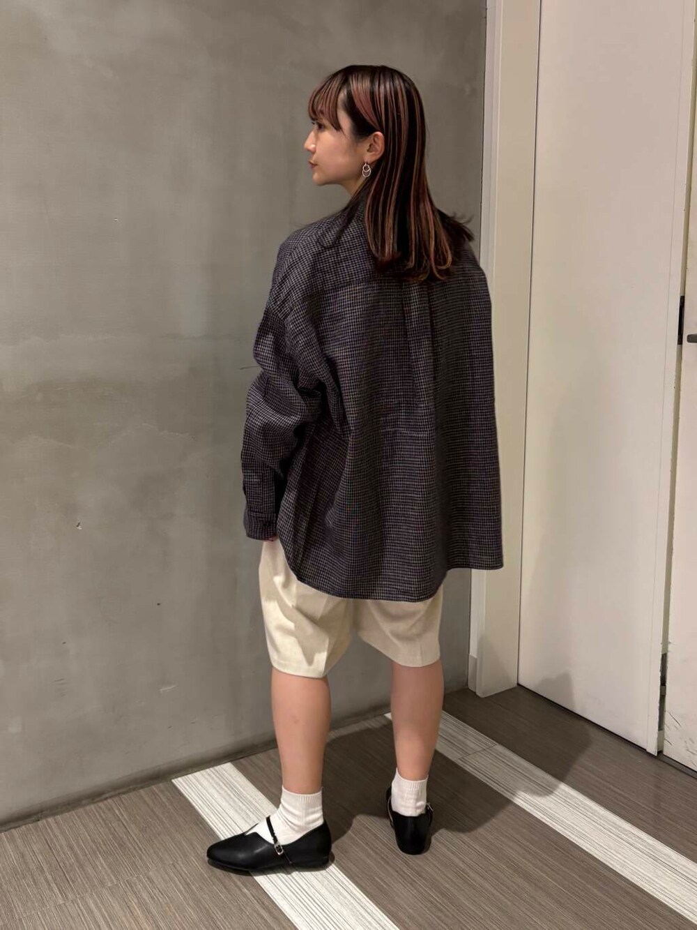 ブラック系のパンプス、ベージュ系のその他パンツ、ブルー系のシャツ/ブラウスを着用したレディースの春コーディネートの5枚目の写真