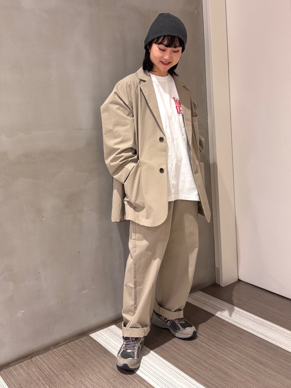 ベージュ系のその他パンツ、ベージュ系のその他アウターを着用したレディースの冬コーディネートの5枚目の写真