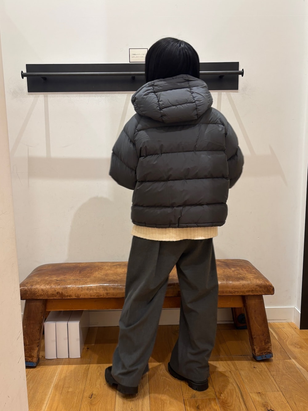 ホワイト系のニット/セーター、グレー系のダウンジャケット/コート、グレー系のその他パンツを着用したレディースの秋コーディネートの3枚目の写真