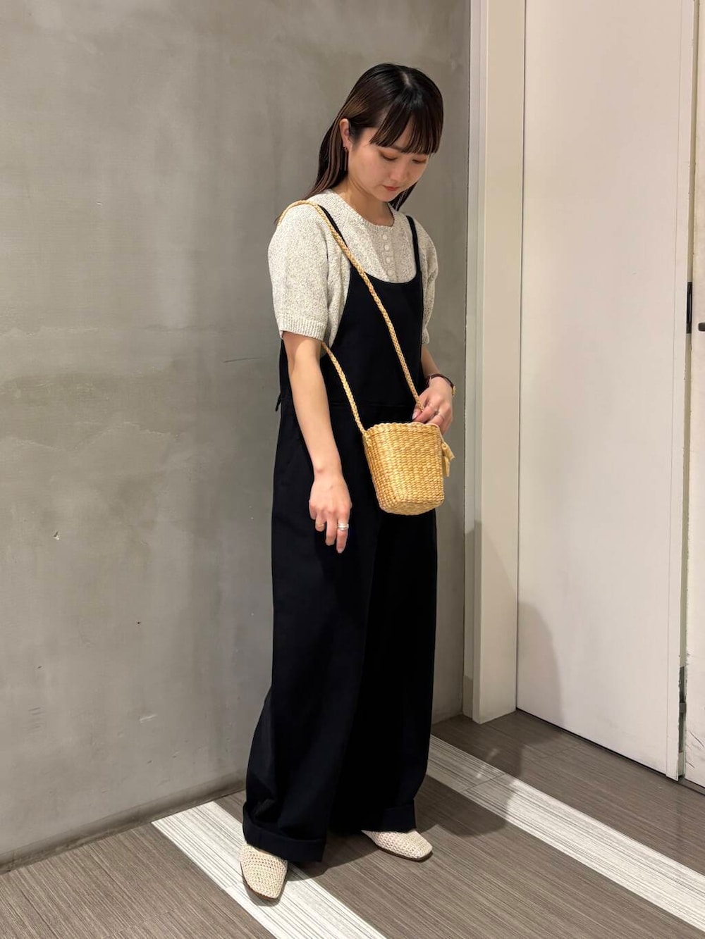 「モノトーン、カジュアルコーデ、低身長、newarrival、サマーニット、休日スタイル、doors、カジュアルスタイル、20代後半、骨格ウェーブ、イエベ秋、ウェーブ×イエベ秋」｜「URBAN RESEARCH DOORSのミニカゴショルダーバッグ（ショルダーバッグ、ベージュ系）」を使った、YOKO  HONDAさん（レディース・152cm）の春コーディネートの2枚目の写真
