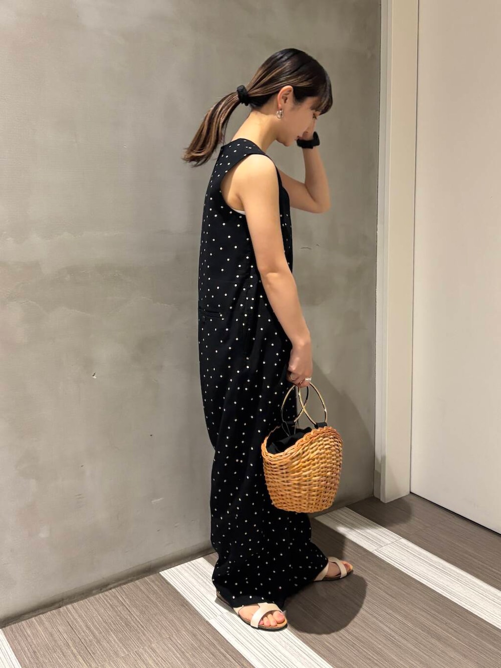 「カジュアルコーデ、低身長、newarrival、休日スタイル、doors、サンダルコーデ、カジュアルスタイル、20代後半、骨格ウェーブ、イエベ秋、ウェーブ×イエベ秋、リネン着こなし術」｜「URBAN RESEARCH DOORSのリップルベーシックタンクトップ（タンクトップ、ホワイト系）」を使った、YOKO  HONDAさん（レディース・152cm）の夏コーディネートの2枚目の写真