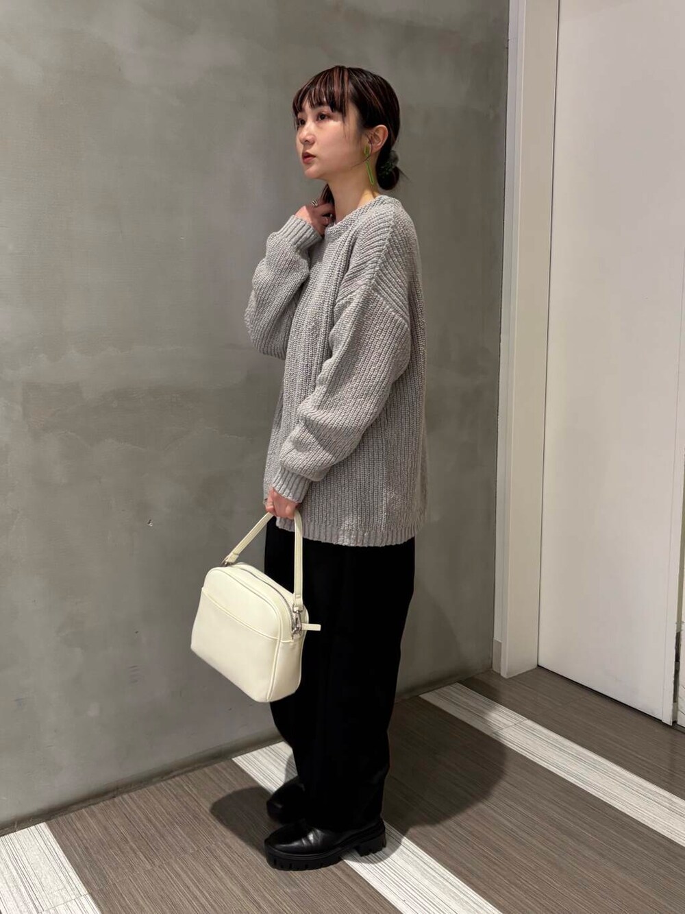 ホワイト系のTシャツ/カットソー、ホワイト系のショルダーバッグ、ブラック系のその他パンツを着用したレディースの冬コーディネートの3枚目の写真
