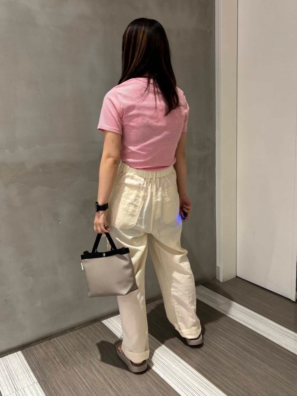 ベージュ系のサンダル、グレー系のショルダーバッグ、ホワイト系のその他パンツを着用したレディースの夏コーディネートの3枚目の写真