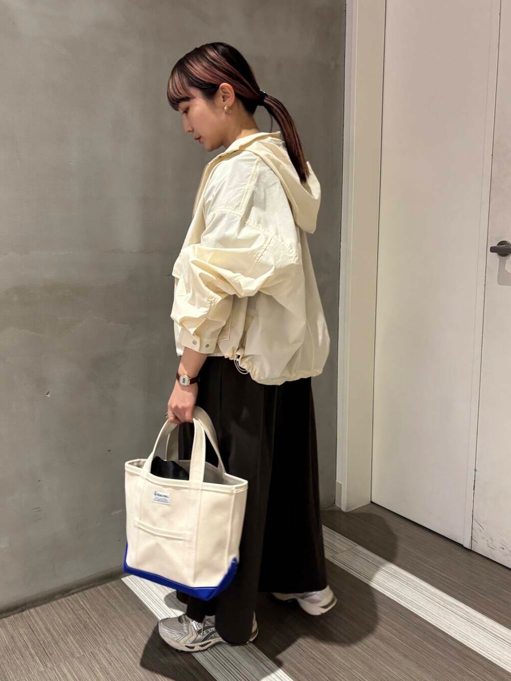 「スポーツミックス、カジュアルコーデ、低身長、春アウター、休日コーデ、newarrival、doors、カジュアルスタイル、20代後半、骨格ウェーブ、イエベ秋、ウェーブ×イエベ秋、ここでしか手に入らない別注アイテム、初夏のお出掛けコーデ、外遊びコーデ」｜「URBAN RESEARCH DOORSのショート丈マウンテンパーカー（マウンテンパーカー、ホワイト系）」を使った、YOKO  HONDAさん（レディース・152cm）の春コーディネートの4枚目の写真