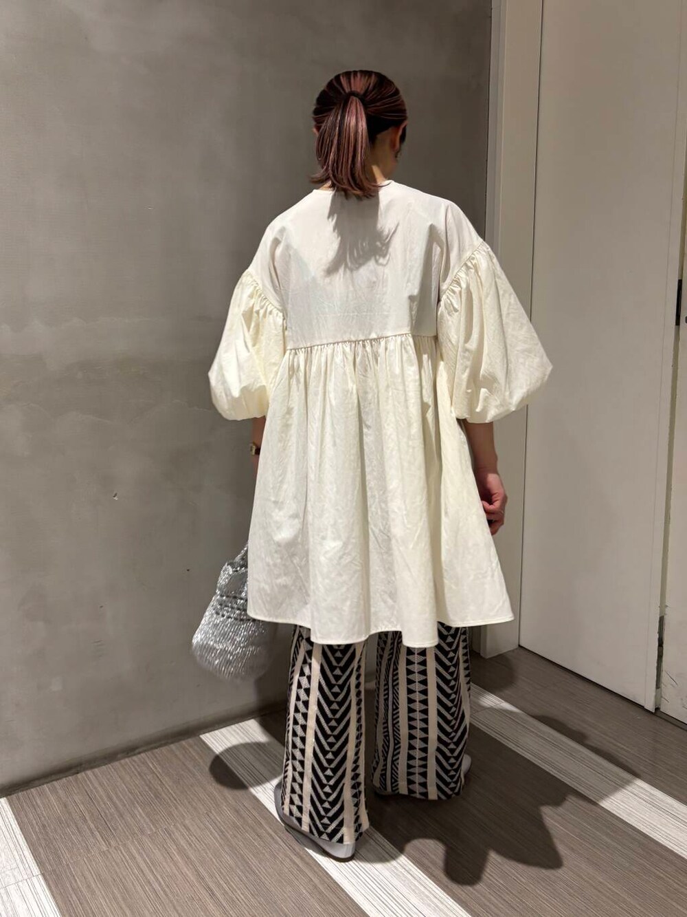 「カジュアルコーデ、低身長、newarrival、doors、カジュアルスタイル、20代後半、骨格ウェーブ、イエベ秋、ウェーブ×イエベ秋、ブラウスが主役の春コーデ」｜「URBAN RESEARCH DOORSのVカットパンプス（パンプス、シルバー系）」を使った、YOKO  HONDAさん（レディース・152cm）の春コーディネートの3枚目の写真