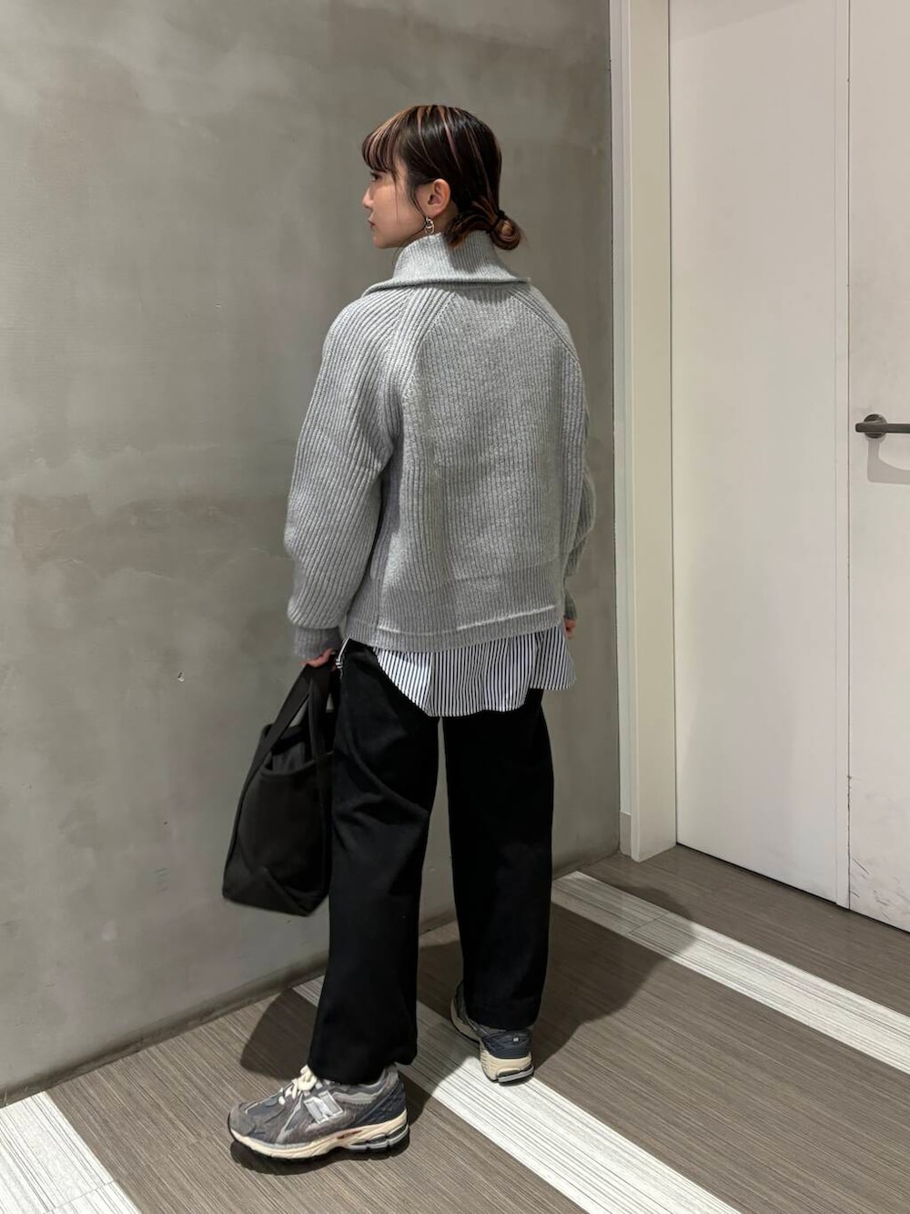 ブルー系のシャツ/ブラウス、グレー系のトートバッグ、グレー系のカーディガン/ボレロを着用したレディースの秋コーディネートの4枚目の写真