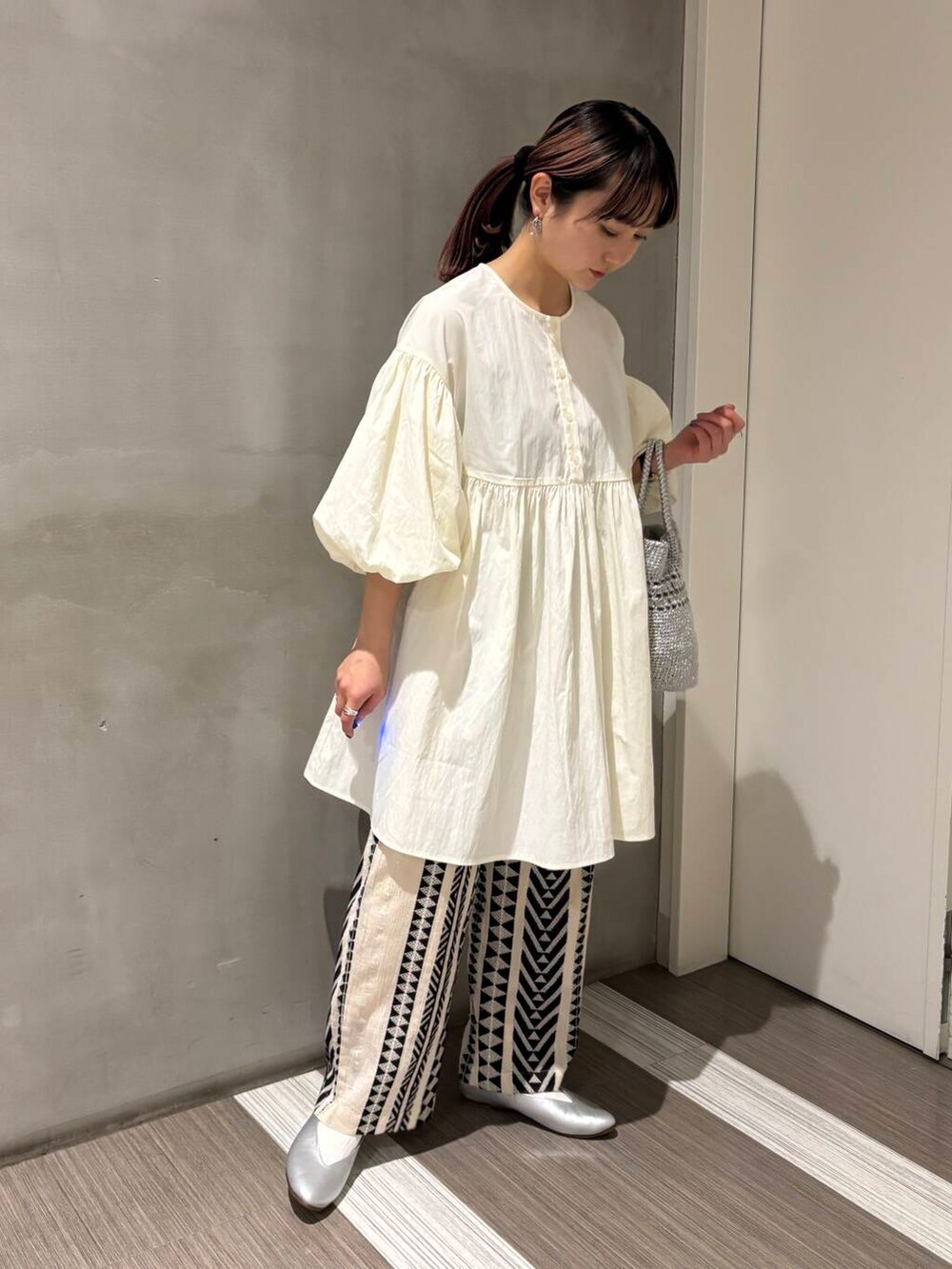 「カジュアルコーデ、低身長、newarrival、doors、カジュアルスタイル、20代後半、骨格ウェーブ、イエベ秋、ウェーブ×イエベ秋、ブラウスが主役の春コーデ」｜「URBAN RESEARCH DOORSのVカットパンプス（パンプス、シルバー系）」を使った、YOKO  HONDAさん（レディース・152cm）の春コーディネートの2枚目の写真