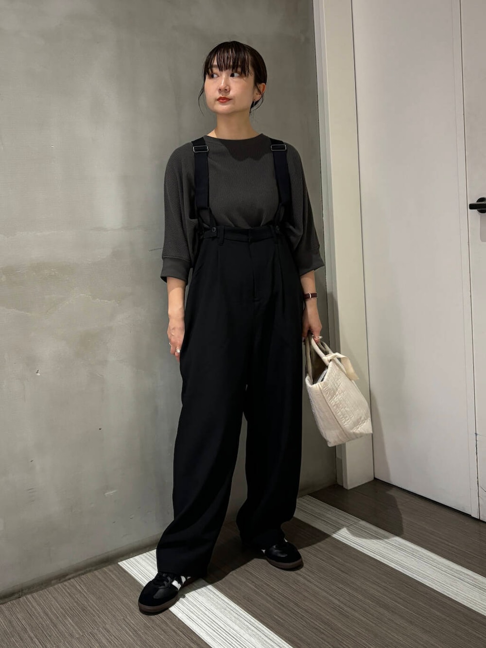 グレー系のTシャツ/カットソー、ブラック系のその他パンツ、ブラック系のスニーカーを着用したレディースの夏コーディネートの2枚目の写真