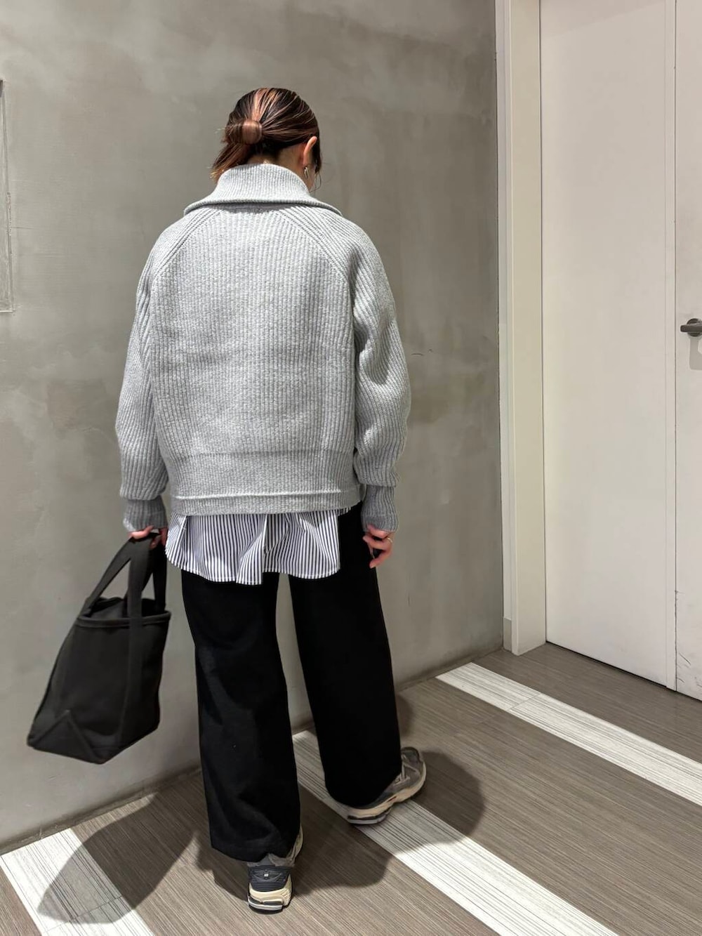 ブルー系のシャツ/ブラウス、グレー系のトートバッグ、グレー系のカーディガン/ボレロを着用したレディースの秋コーディネートの6枚目の写真