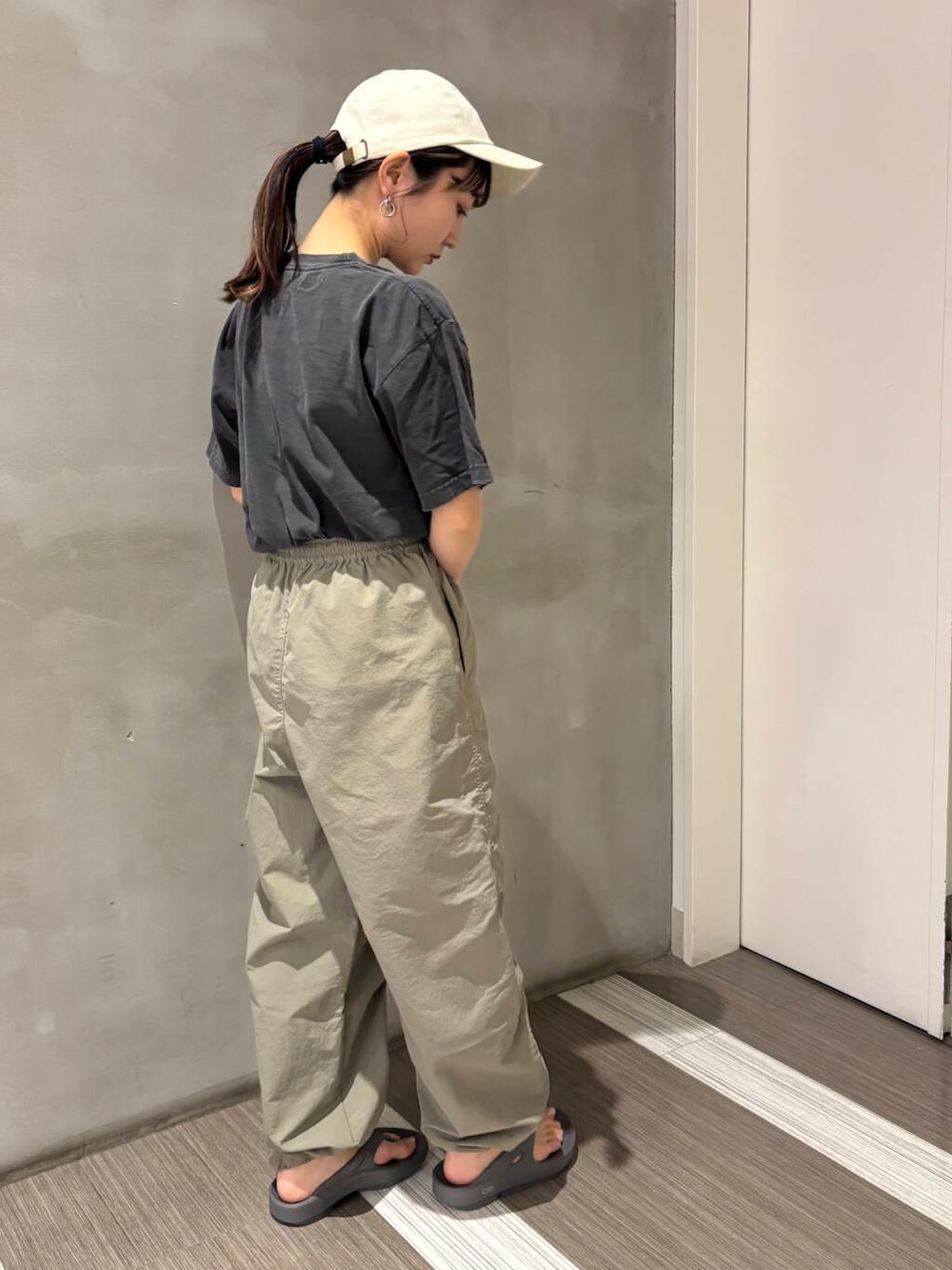「カジュアルコーデ、FORK&SPOON、低身長、newarrival、休日スタイル、doors、カジュアルスタイル、goodrockspeed、20代後半、骨格ウェーブ、イエベ秋、ウェーブ×イエベ秋、私のイチ推しブランド、スタッフのこれ買いました、初夏パンツ」｜「URBAN RESEARCH DOORSのツイルキャップ（キャップ、ホワイト系）」を使った、YOKO  HONDAさん（レディース・152cm）の春コーディネートの5枚目の写真