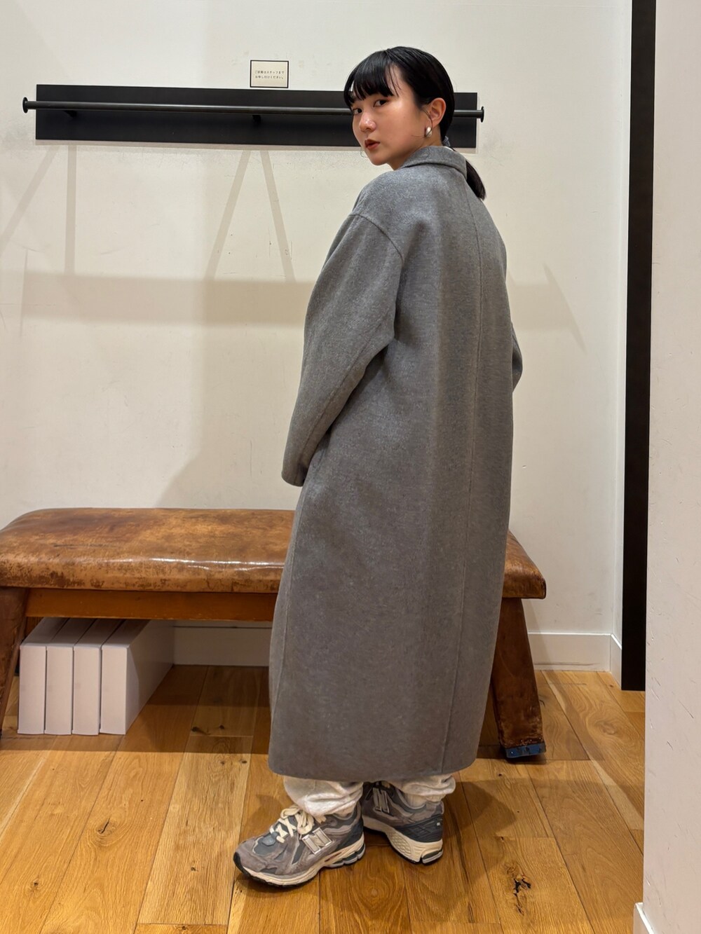 グレー系のその他アウター、ブルー系のシャツ/ブラウスを着用したレディースの秋コーディネートの4枚目の写真