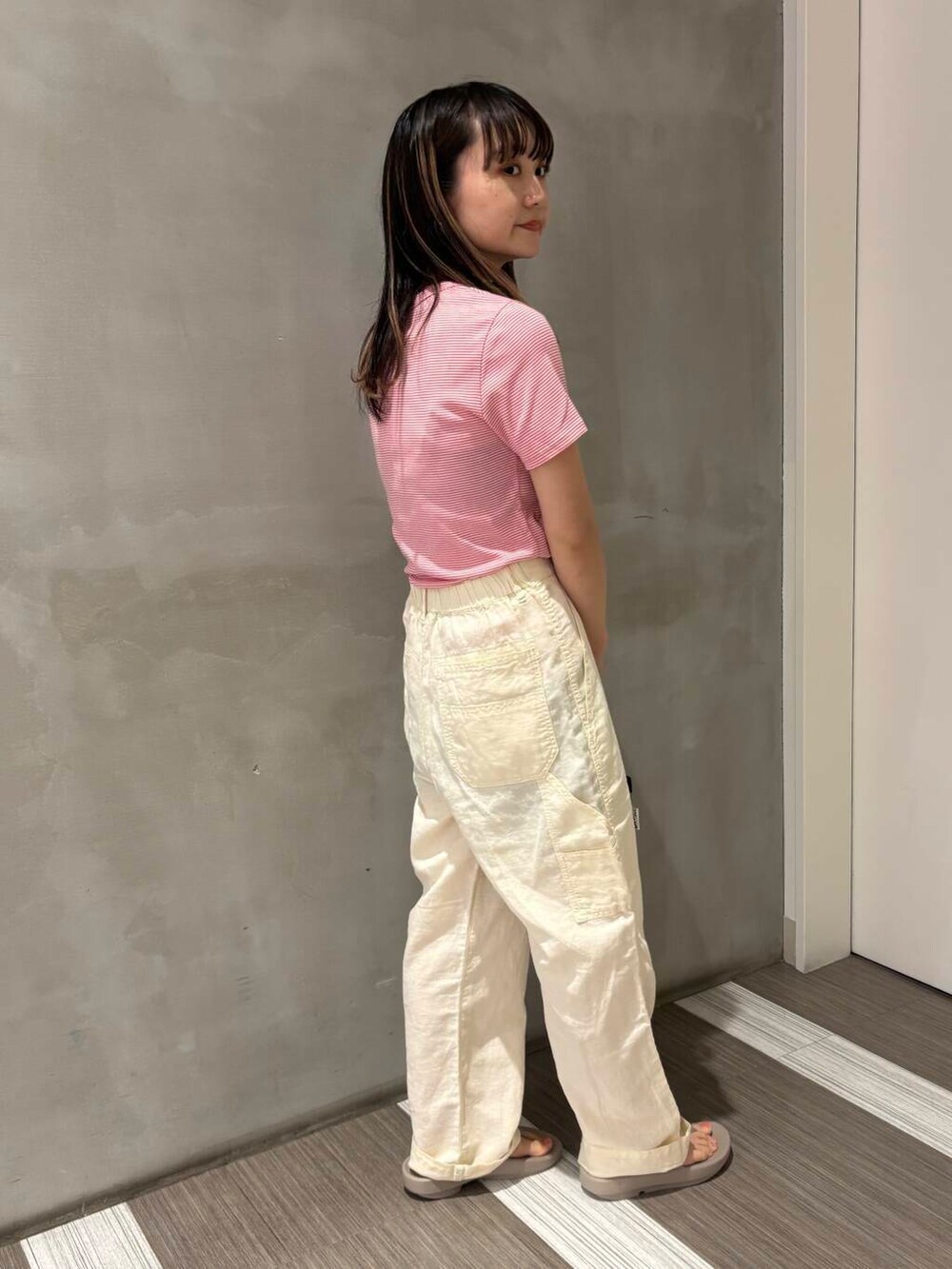 ベージュ系のサンダル、グレー系のショルダーバッグ、ホワイト系のその他パンツを着用したレディースの夏コーディネートの4枚目の写真