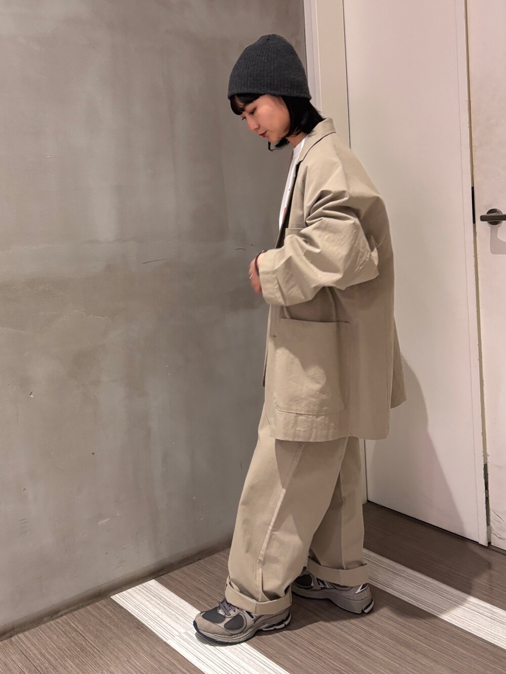 ベージュ系のその他パンツ、ベージュ系のその他アウターを着用したレディースの冬コーディネートの4枚目の写真