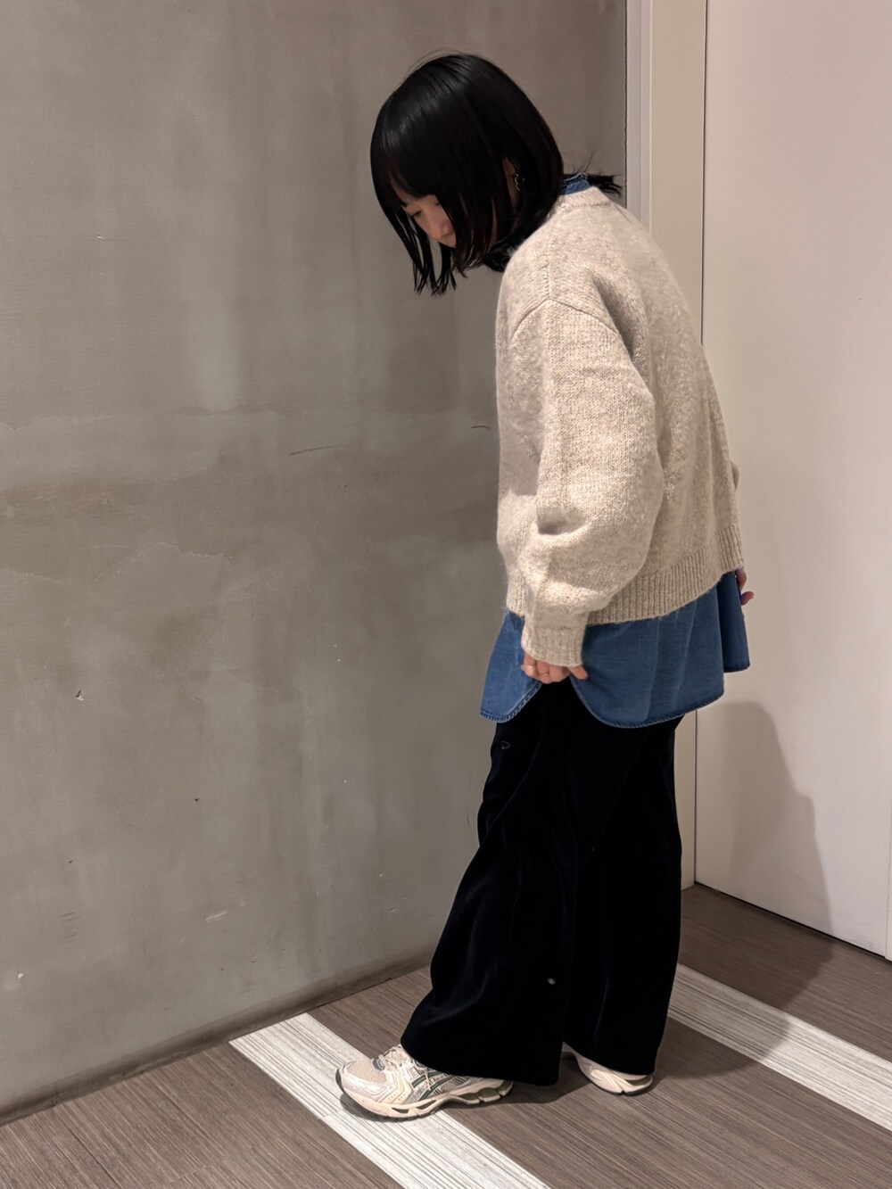 ベージュ系のニット/セーター、ブルー系のシャツ/ブラウス、ブラック系のその他パンツを着用したレディースの冬コーディネートの6枚目の写真