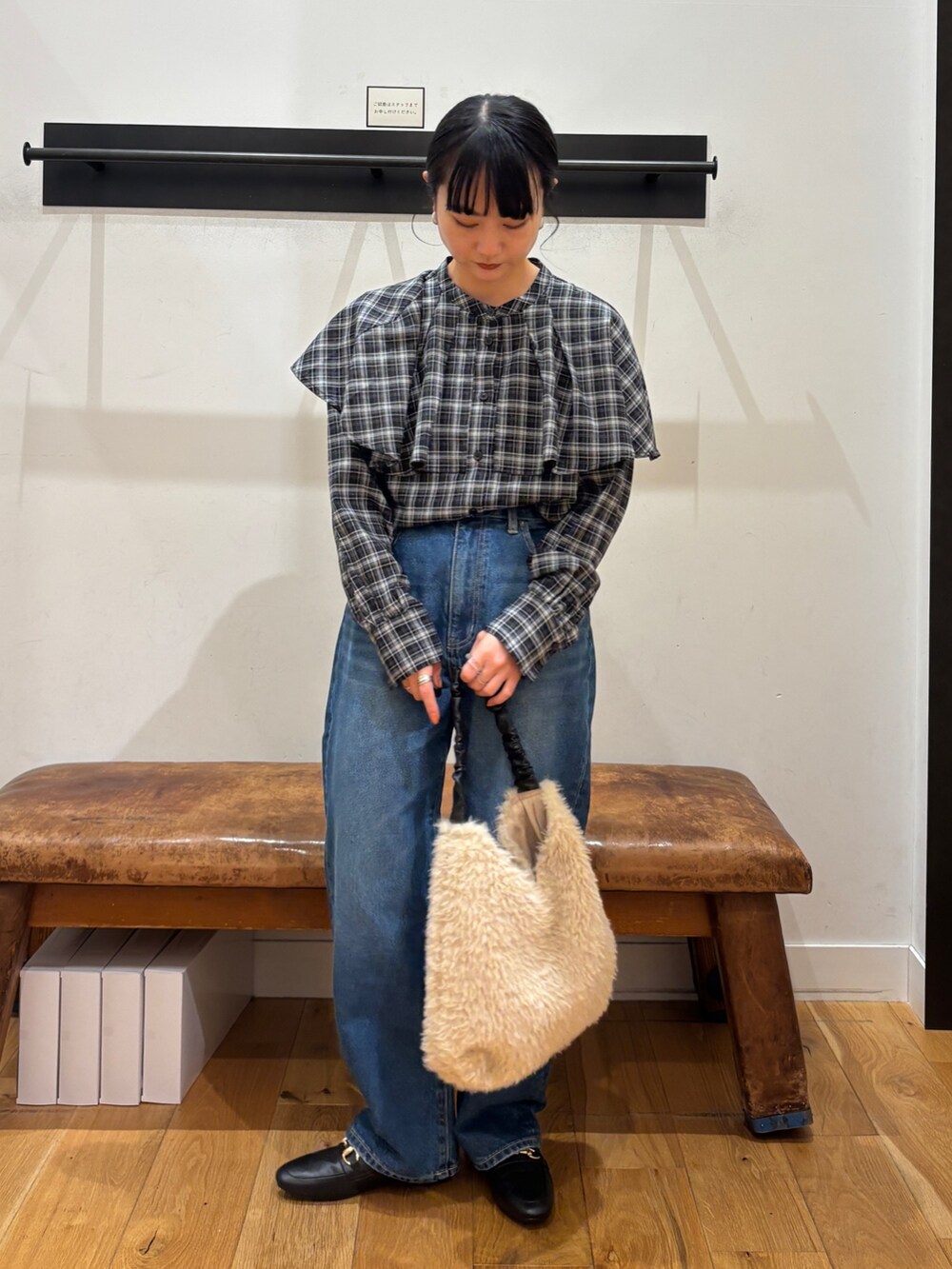 ブラック系のシャツ/ブラウス、ブラック系のパンプスを着用したレディースの秋コーディネートの2枚目の写真