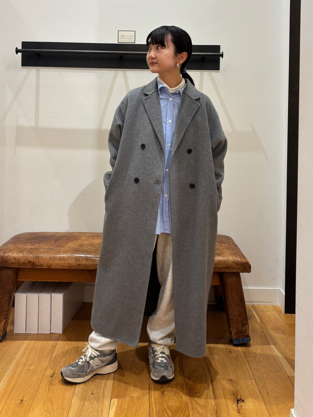 グレー系のその他アウター、ブルー系のシャツ/ブラウスを着用したレディースの秋コーディネートの6枚目の写真