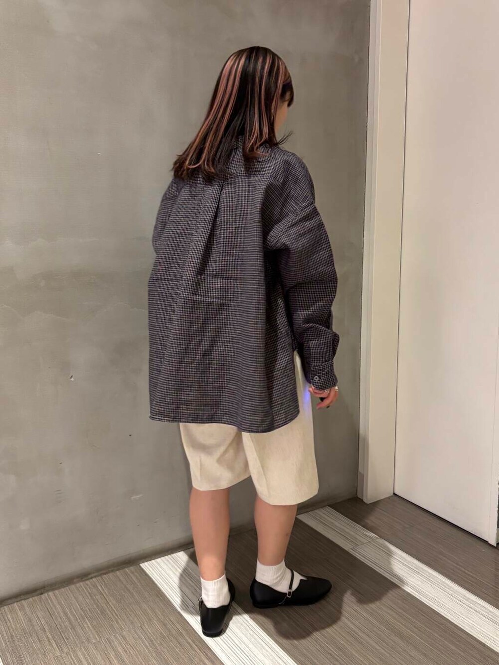 ブラック系のパンプス、ベージュ系のその他パンツ、ブルー系のシャツ/ブラウスを着用したレディースの春コーディネートの6枚目の写真