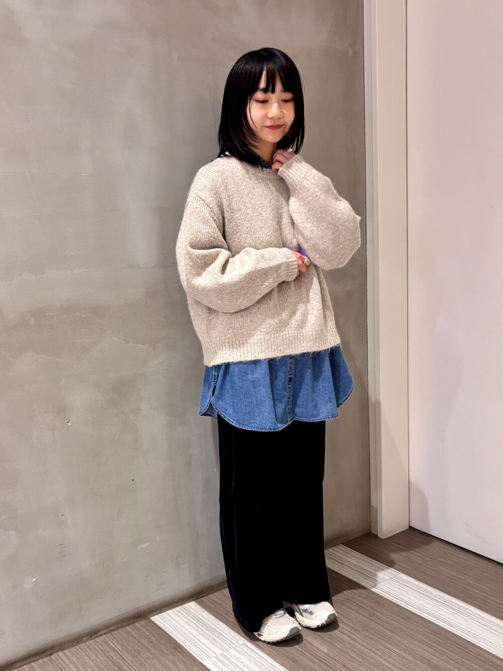 ベージュ系のニット/セーター、ブルー系のシャツ/ブラウス、ブラック系のその他パンツを着用したレディースの冬コーディネートの2枚目の写真
