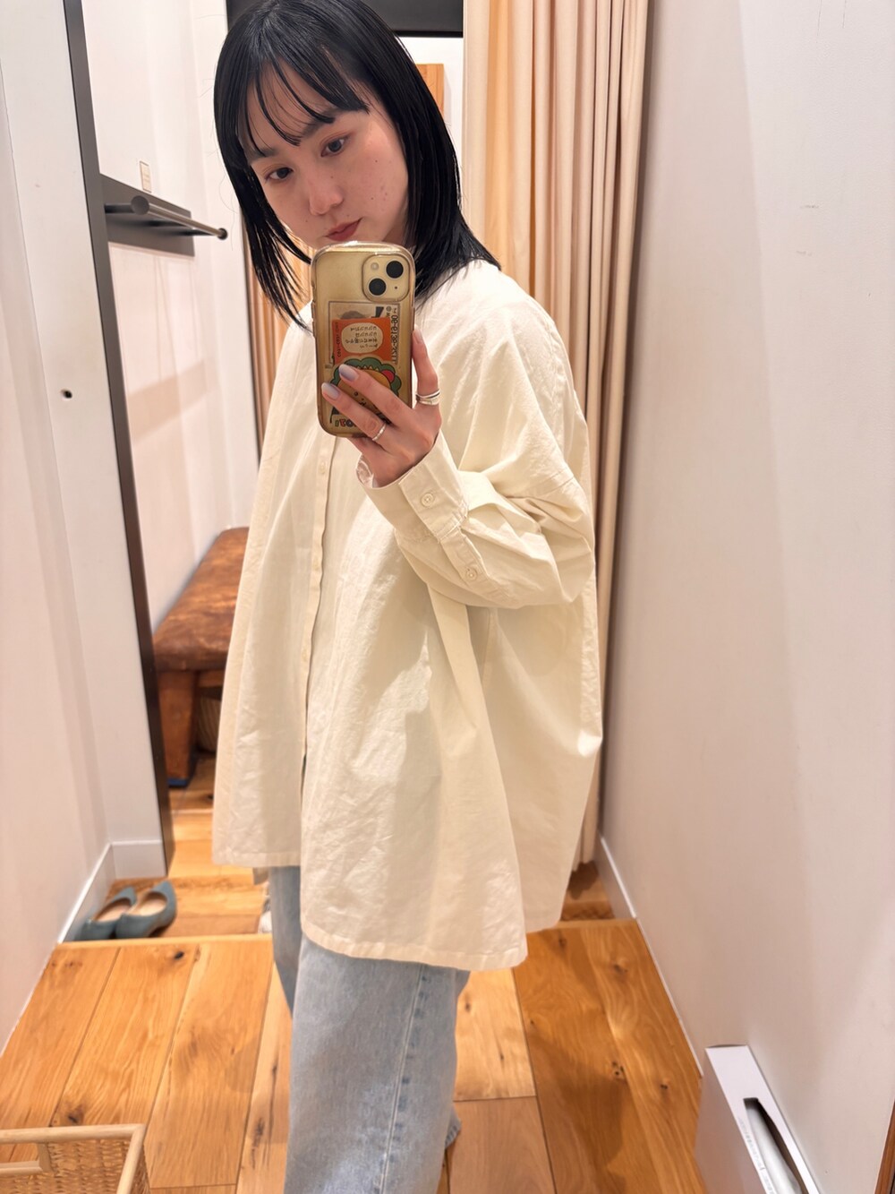 ホワイト系のシャツ/ブラウスを着用したレディースの冬コーディネートの3枚目の写真