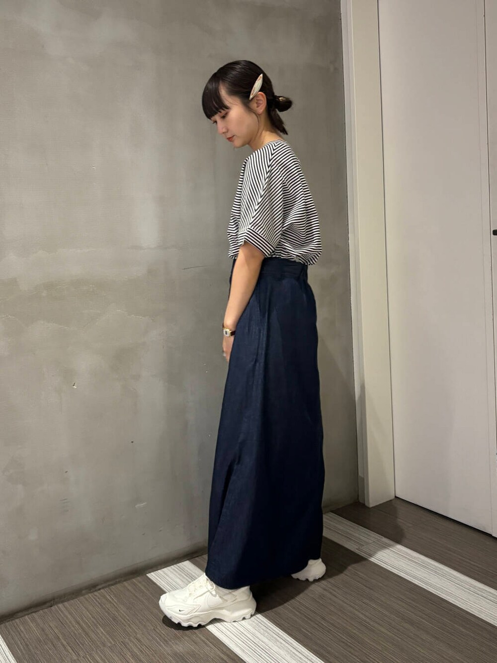 ホワイト系のスニーカー、ホワイト系のTシャツ/カットソー、ブルー系のスカートを着用したレディースの夏コーディネートの4枚目の写真
