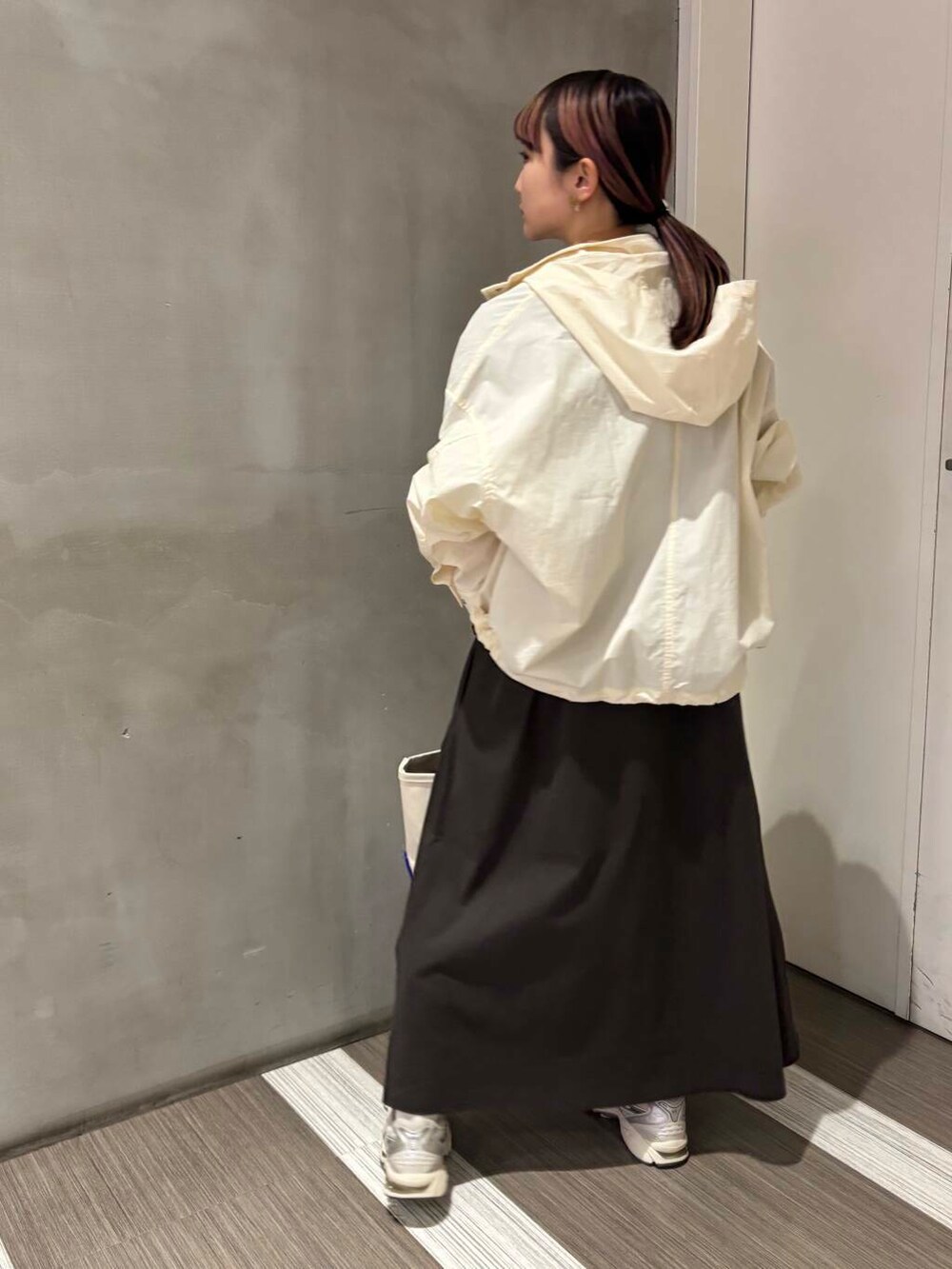 「スポーツミックス、カジュアルコーデ、低身長、春アウター、休日コーデ、newarrival、doors、カジュアルスタイル、20代後半、骨格ウェーブ、イエベ秋、ウェーブ×イエベ秋、ここでしか手に入らない別注アイテム、初夏のお出掛けコーデ、外遊びコーデ」｜「URBAN RESEARCH DOORSのショート丈マウンテンパーカー（マウンテンパーカー、ホワイト系）」を使った、YOKO  HONDAさん（レディース・152cm）の春コーディネートの5枚目の写真