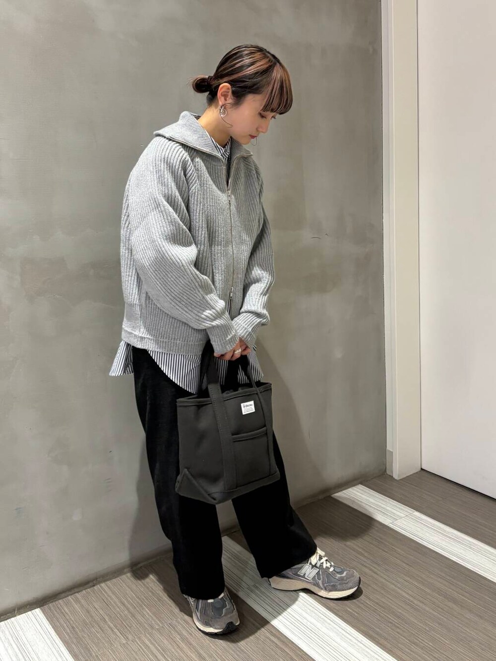 ブルー系のシャツ/ブラウス、グレー系のトートバッグ、グレー系のカーディガン/ボレロを着用したレディースの秋コーディネートの5枚目の写真