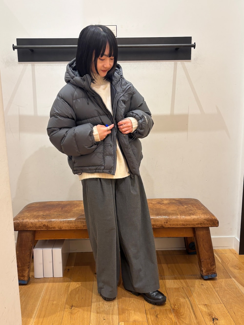 ホワイト系のニット/セーター、グレー系のダウンジャケット/コート、グレー系のその他パンツを着用したレディースの秋コーディネートの2枚目の写真