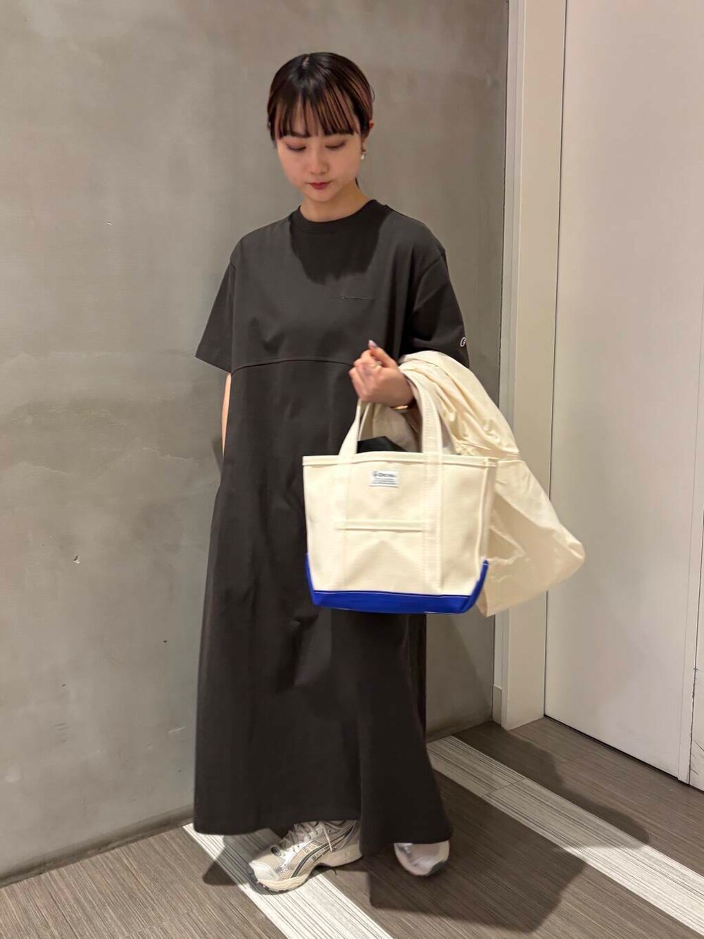「スポーツミックス、カジュアルコーデ、低身長、春アウター、休日コーデ、newarrival、doors、カジュアルスタイル、20代後半、骨格ウェーブ、イエベ秋、ウェーブ×イエベ秋、ここでしか手に入らない別注アイテム、初夏のお出掛けコーデ、外遊びコーデ」｜「URBAN RESEARCH DOORSのショート丈マウンテンパーカー（マウンテンパーカー、ホワイト系）」を使った、YOKO  HONDAさん（レディース・152cm）の春コーディネートの7枚目の写真