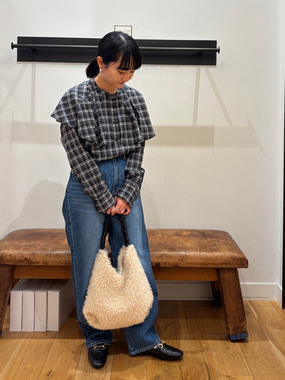 ブラック系のシャツ/ブラウス、ブラック系のパンプスを着用したレディースの秋コーディネートの4枚目の写真