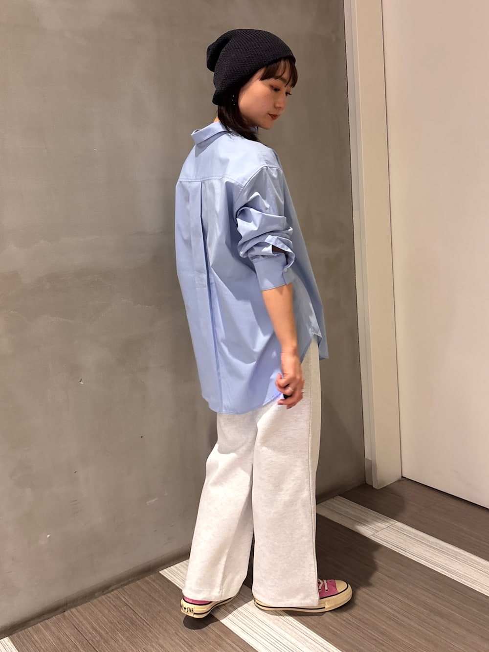 ブルー系のシャツ/ブラウス、グレー系のその他パンツ、グレー系のニットキャップ/ビーニーを着用したレディースの春コーディネートの2枚目の写真