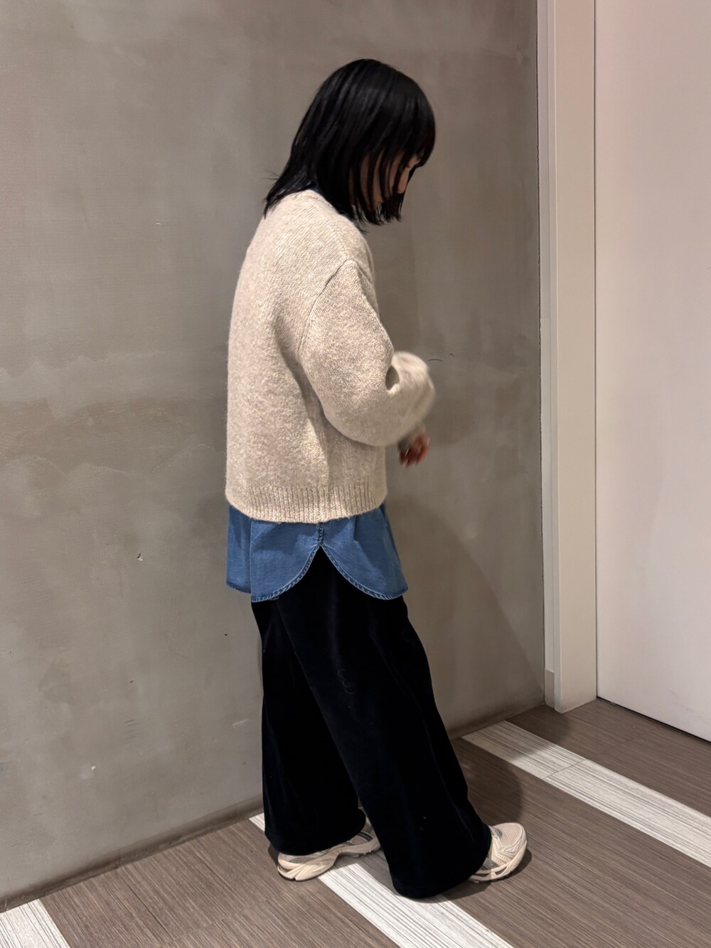 ベージュ系のニット/セーター、ブルー系のシャツ/ブラウス、ブラック系のその他パンツを着用したレディースの冬コーディネートの4枚目の写真