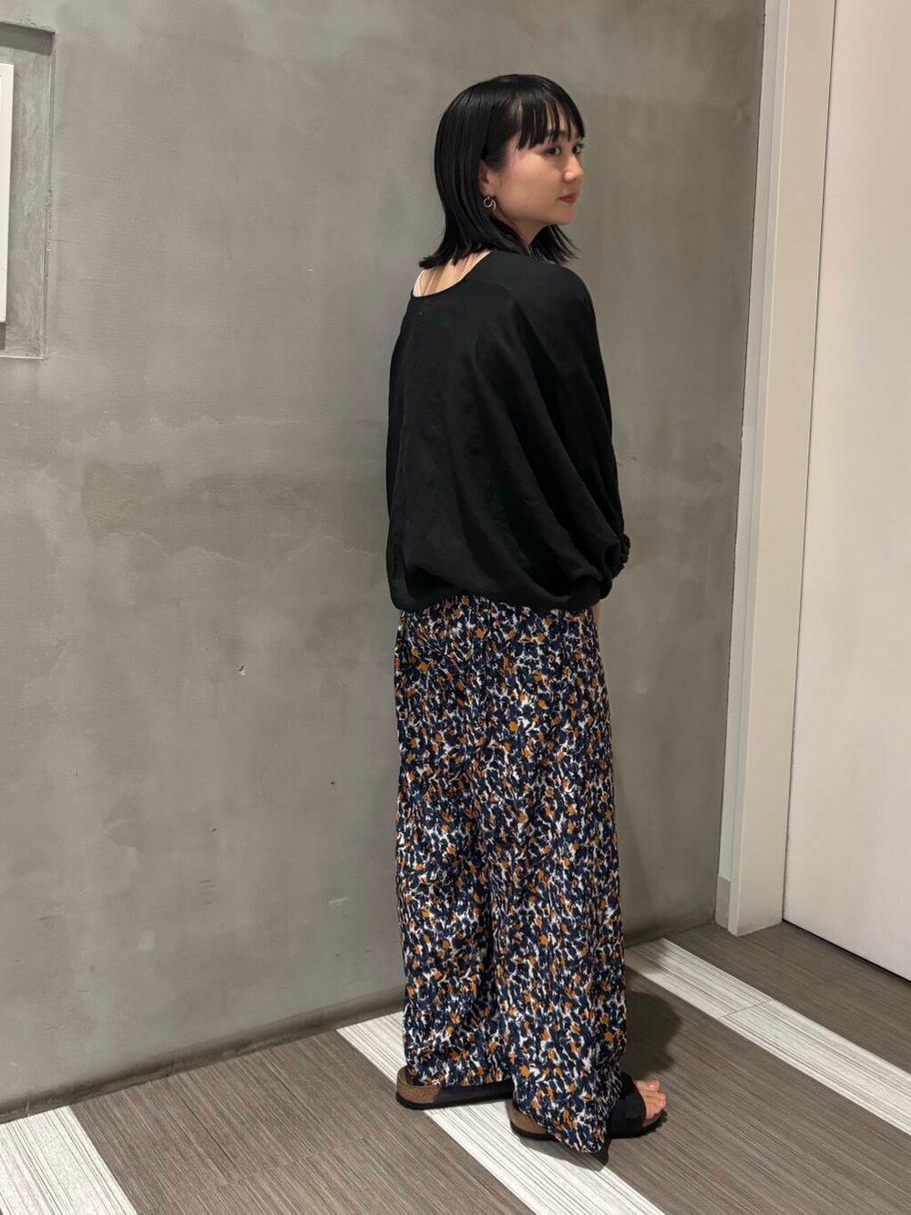 ベージュ系のタンクトップ、ブラック系のシャツ/ブラウス、グレー系のサンダルを着用したレディースの夏コーディネートの5枚目の写真