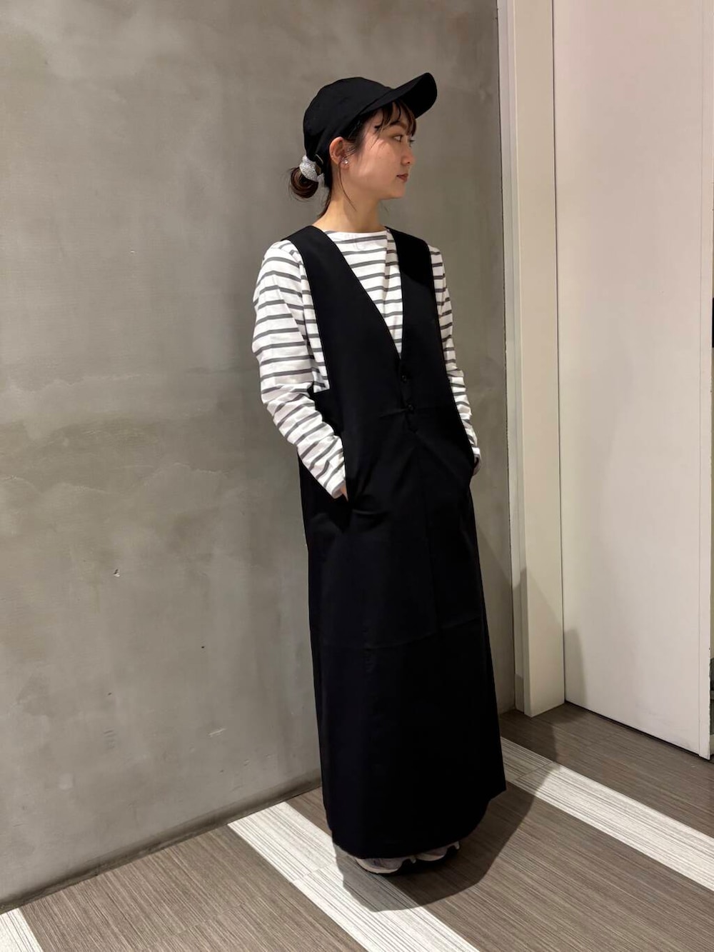 「カジュアルコーデ、FORK&SPOON、低身長、newarrival、doors、カジュアルスタイル、20代後半、骨格ウェーブ、イエベ秋、ウェーブ×イエベ秋」｜「URBAN RESEARCH DOORSのツイルキャップ（キャップ、ブラック系）」を使った、YOKO  HONDAさん（レディース・152cm）の冬コーディネートの5枚目の写真