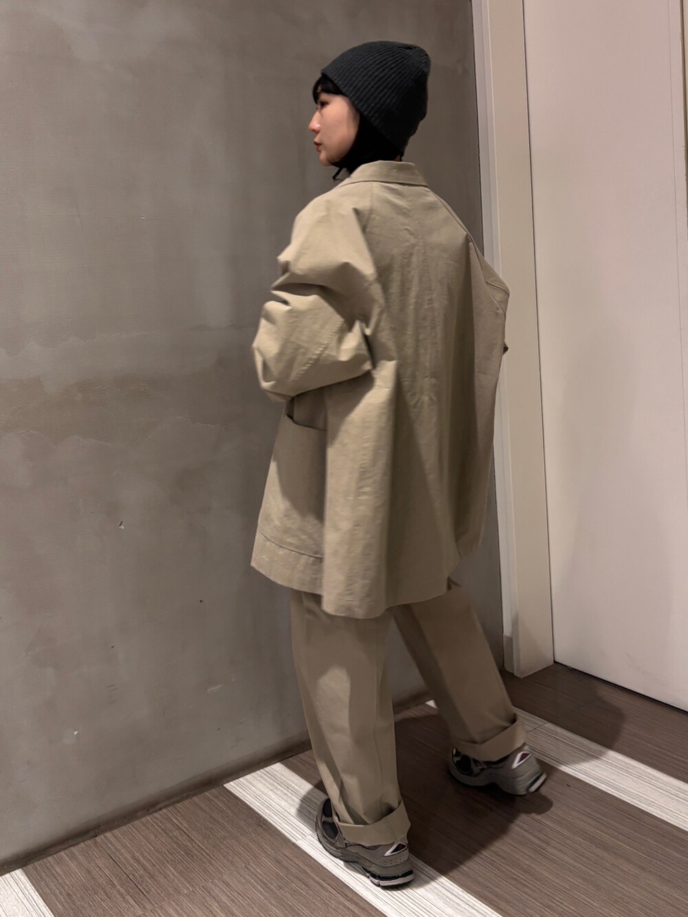 ベージュ系のその他パンツ、ベージュ系のその他アウターを着用したレディースの冬コーディネートの2枚目の写真
