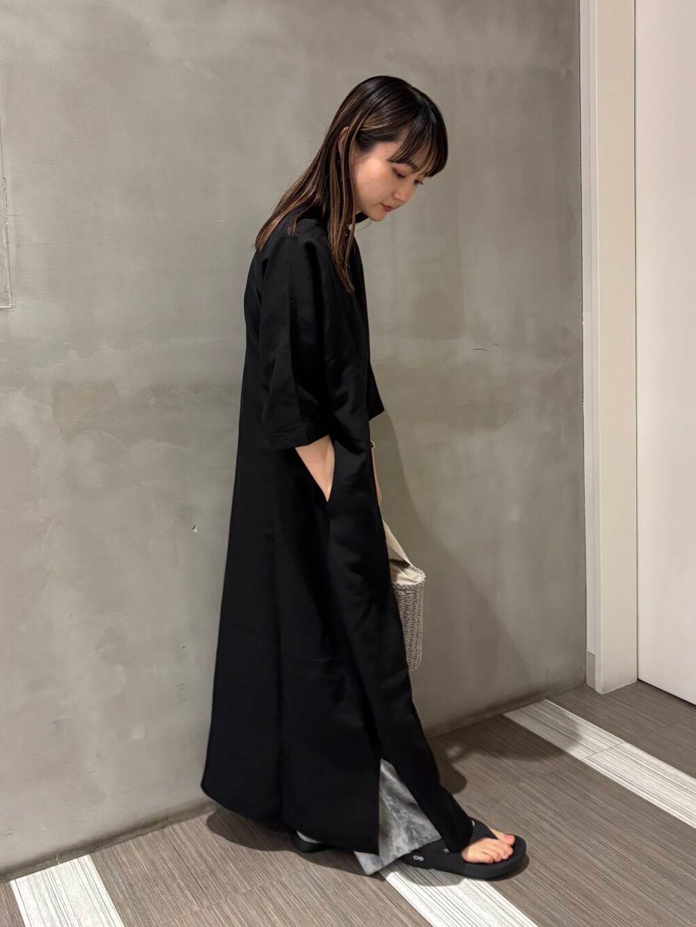 「カジュアルコーデ、低身長、newarrival、休日スタイル、doors、カジュアルスタイル、20代後半、骨格ウェーブ、夏ワンピース、イエベ秋、ウェーブ×イエベ秋、ワンピース×低身長」｜「RODE SKOのナチュラルカゴバッグ（ハンドバッグ、グレー系）」を使った、YOKO  HONDAさん（レディース・152cm）の夏コーディネートの3枚目の写真