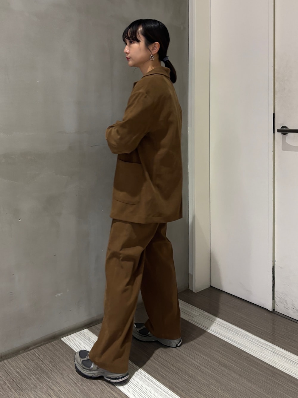 「秋服準備はじめました、最旬ブラウンコーデ、大人コーデ、オトナカワイイ、秋のコーデ、秋服、秋色、低身長女子」｜「FORK&SPOONのFORK&SPOON　ベロアショートスリーブTシャツ（Tシャツ/カットソー、グレー系）」を使った、YOKO  HONDAさん（レディース・152cm）の秋コーディネートの2枚目の写真