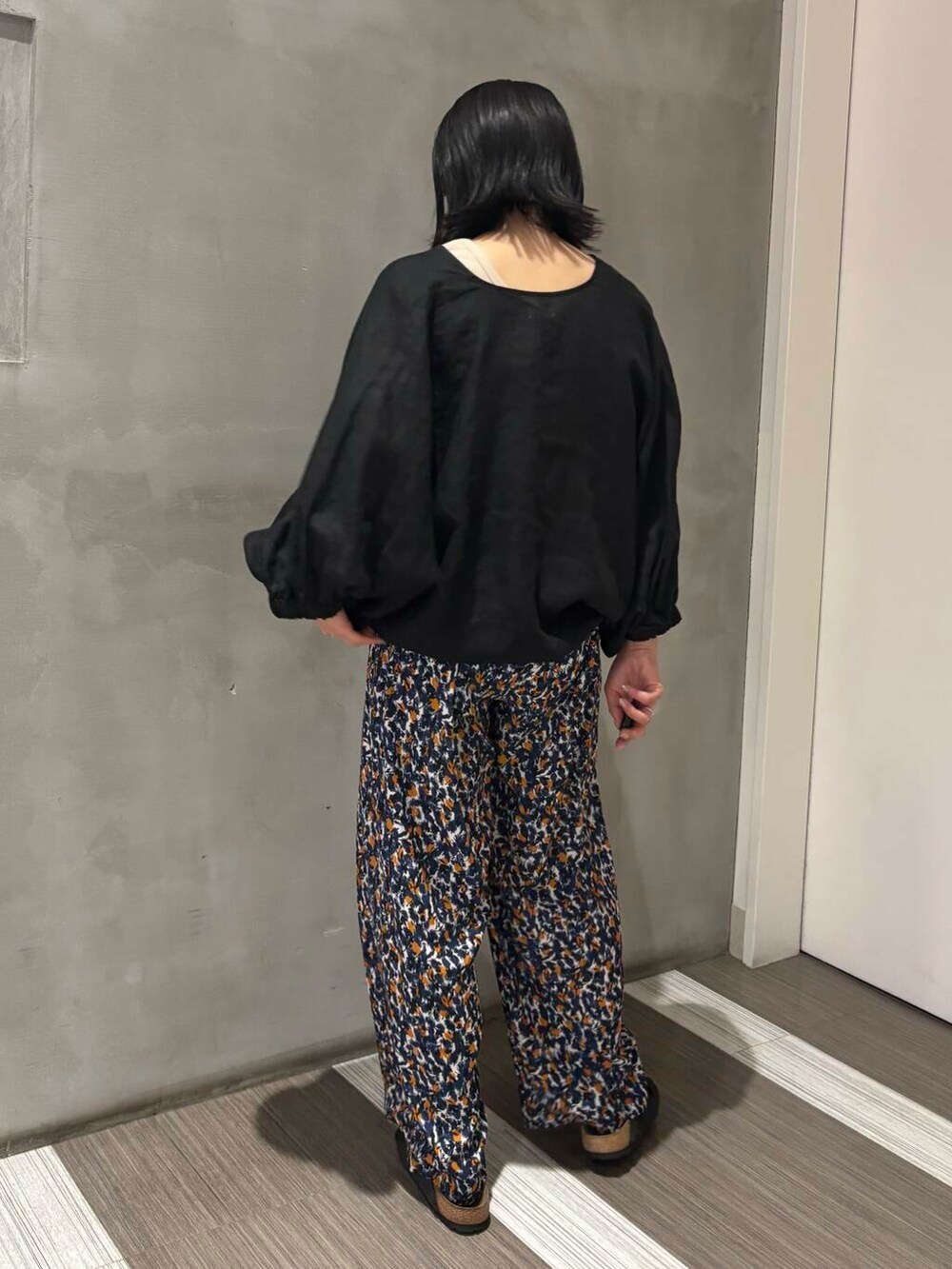 ベージュ系のタンクトップ、ブラック系のシャツ/ブラウス、グレー系のサンダルを着用したレディースの夏コーディネートの4枚目の写真