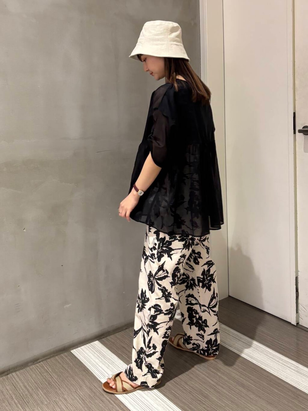 「モノトーン、カジュアルコーデ、低身長、newarrival、休日スタイル、doors、カジュアルスタイル、20代後半、骨格ウェーブ、イエベ秋、ウェーブ×イエベ秋、初夏パンツ」|「URBAN RESEARCH DOORSのコットンリネンパネルハット(ハット、ベージュ系)」を使った、YOKO HONDAさん(レディース・152cm)の春コーディネートの5枚目の写真