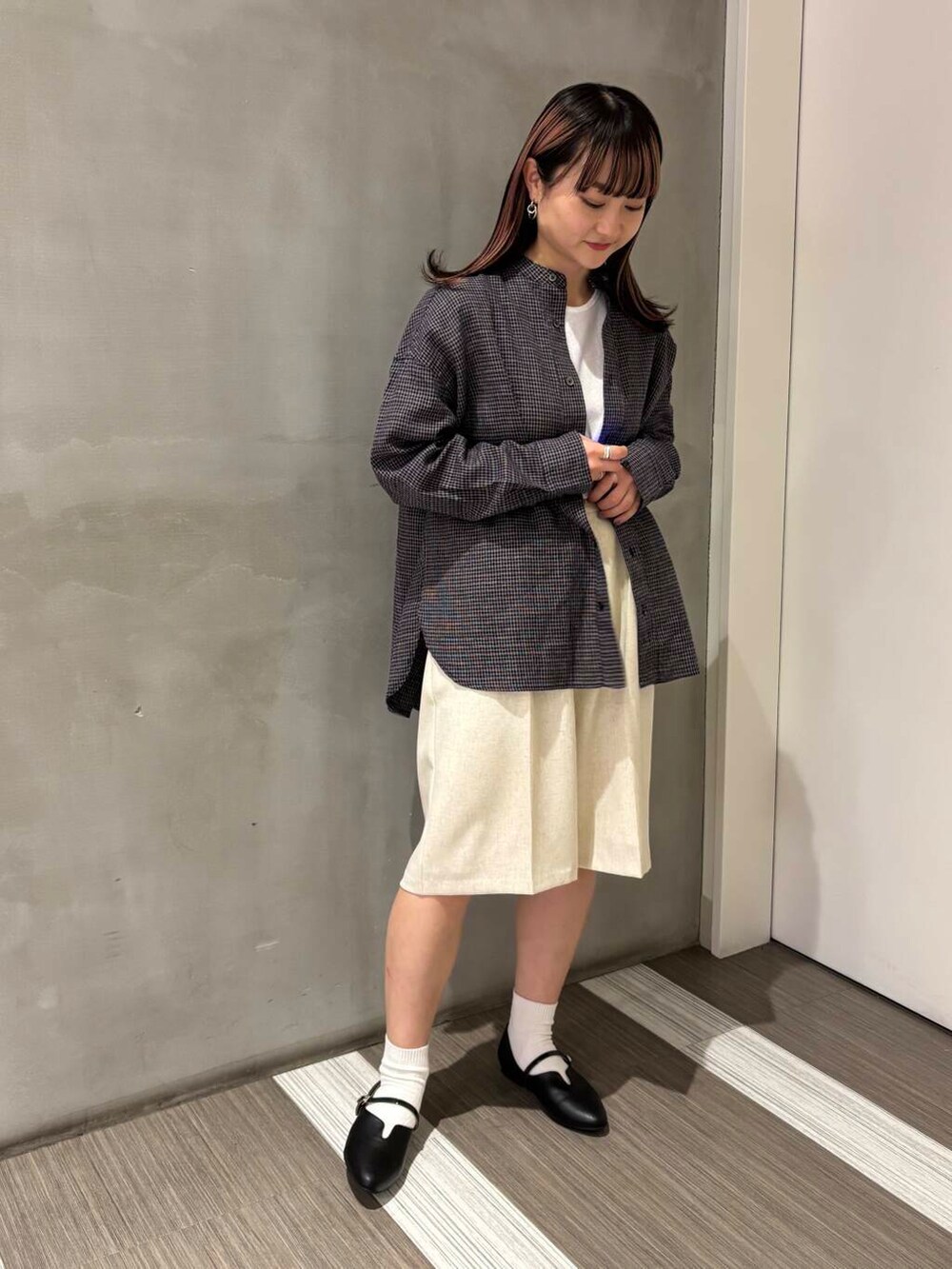 ブラック系のパンプス、ベージュ系のその他パンツ、ブルー系のシャツ/ブラウスを着用したレディースの春コーディネートの4枚目の写真