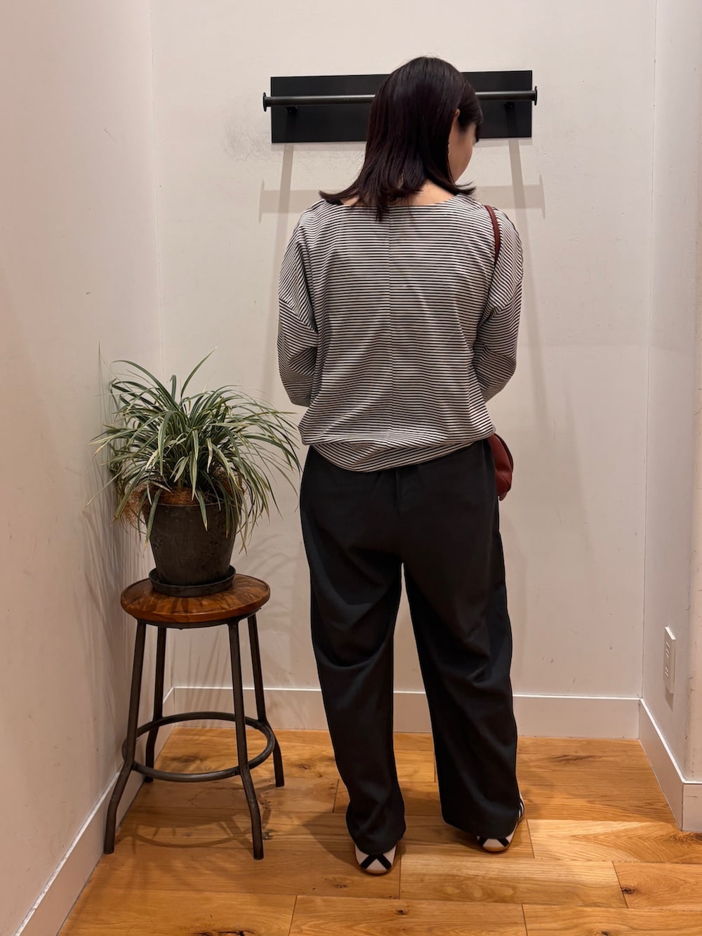 ホワイト系のTシャツ/カットソー、グレー系のその他パンツ、レッド系のショルダーバッグを着用したレディースの秋コーディネートの4枚目の写真