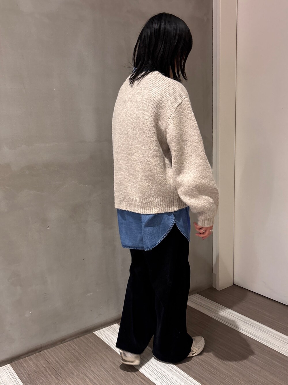 ベージュ系のニット/セーター、ブルー系のシャツ/ブラウス、ブラック系のその他パンツを着用したレディースの冬コーディネートの5枚目の写真
