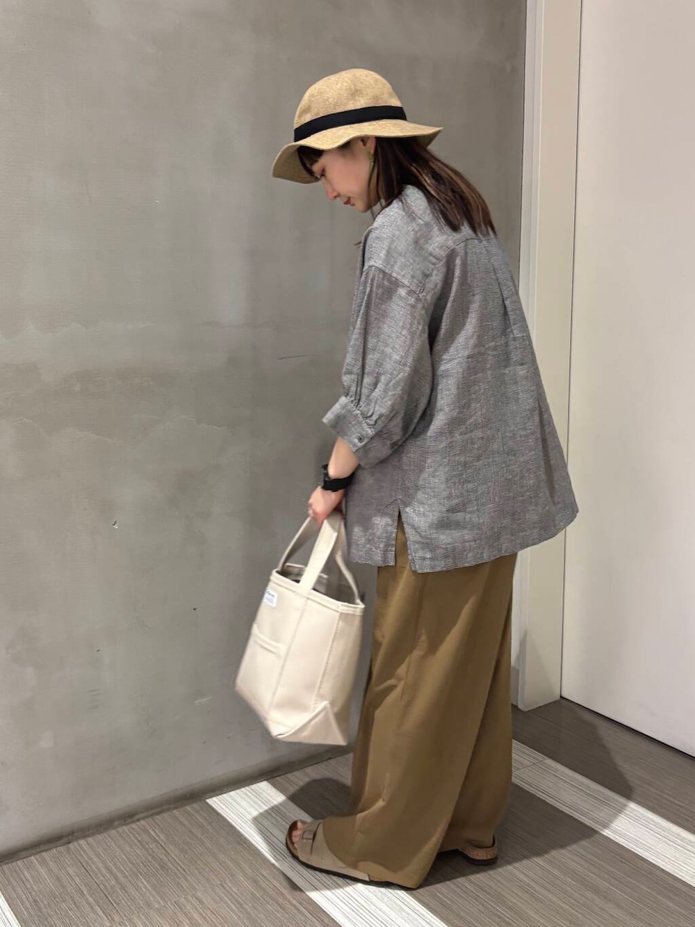 「カジュアルコーデ、FORK&SPOON、低身長、newarrival、休日スタイル、doors、カジュアルスタイル、20代後半、骨格ウェーブ、イエベ秋、ウェーブ×イエベ秋、私のイチ推しブランド、初夏パンツ」｜「FORK&SPOONのFORK&SPOON　コットンリネンギャザースリーブシャツ（シャツ/ブラウス、ブラック系）」を使った、YOKO  HONDAさん（レディース・152cm）の春コーディネートの2枚目の写真