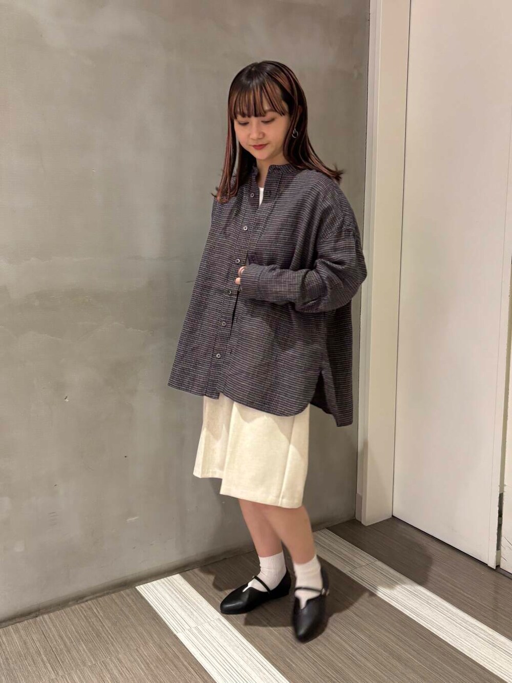 ブラック系のパンプス、ベージュ系のその他パンツ、ブルー系のシャツ/ブラウスを着用したレディースの春コーディネートの3枚目の写真