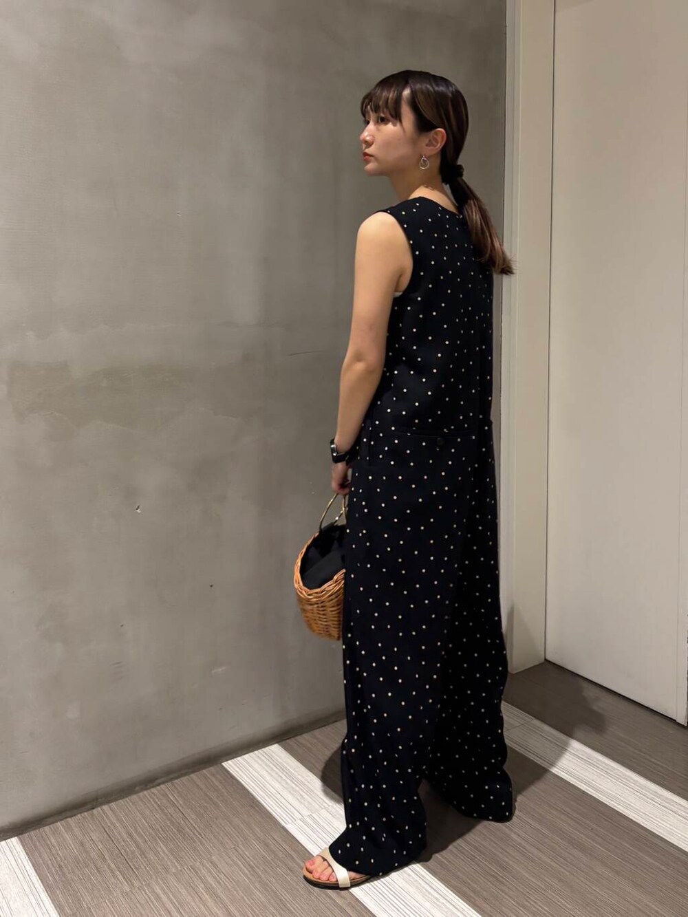 「カジュアルコーデ、低身長、newarrival、休日スタイル、doors、サンダルコーデ、カジュアルスタイル、20代後半、骨格ウェーブ、イエベ秋、ウェーブ×イエベ秋、リネン着こなし術」｜「URBAN RESEARCH DOORSのリップルベーシックタンクトップ（タンクトップ、ホワイト系）」を使った、YOKO  HONDAさん（レディース・152cm）の夏コーディネートの3枚目の写真