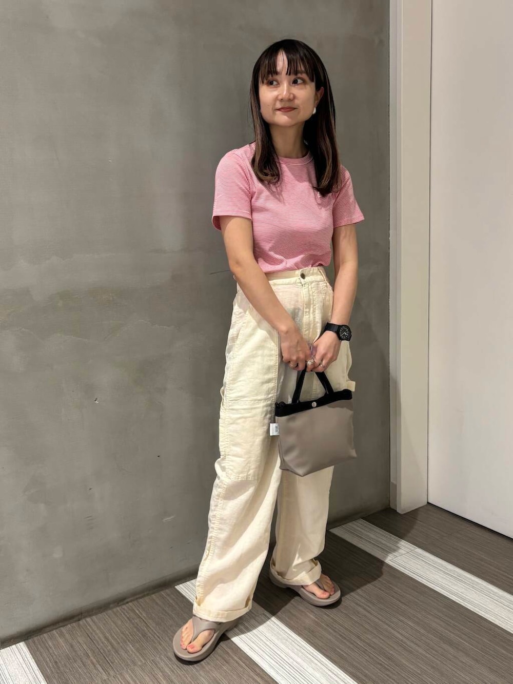 ベージュ系のサンダル、グレー系のショルダーバッグ、ホワイト系のその他パンツを着用したレディースの夏コーディネートの2枚目の写真