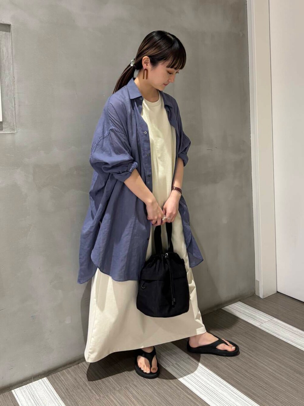 「カジュアルコーデ、低身長、newarrival、doors、カジュアルスタイル、20代後半、骨格ウェーブ、夏ワンピース、イエベ秋、ウェーブ×イエベ秋、外遊びコーデ、トレンドシャツ」｜「EKALのTINY GARDEN PRODUCTS　ストロール2WAYバッグ（ショルダーバッグ、ブラック系）」を使った、YOKO  HONDAさん（レディース・152cm）の春コーディネートの4枚目の写真