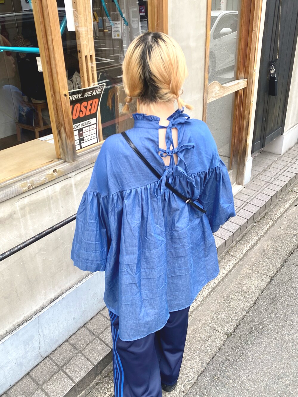 「ラインパンツ、ジャージ、チュニックワンピ、デニム、カジュアルコーデ、ciaopanic」｜「CIAOPANICのランタンスリーブタックチュニック/ミニワンピース（ワンピース、ブルー系）」を使った、カメワリアオイさん（レディース・162cm）の春コーディネートの4枚目の写真
