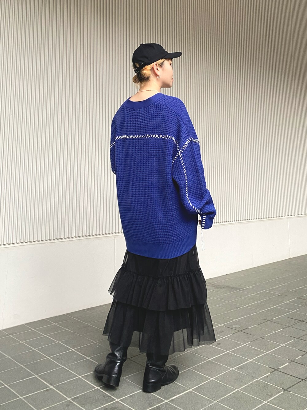 「カジュアルコーデ、カーディガン、キャップ、チュールワンピ、キャミワンピ、ciaopanic」｜「CIAOPANICのハンドステッチワッフルニットカーディガン（カーディガン/ボレロ、ブルー系）」を使った、カメワリアオイさん（レディース・162cm）の春コーディネートの2枚目の写真