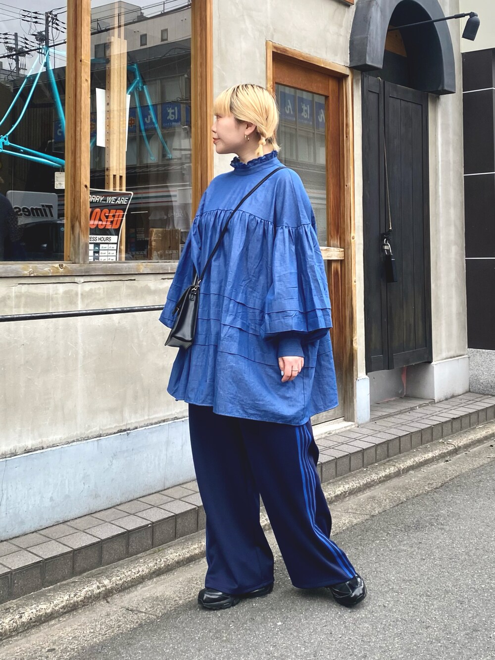 「ラインパンツ、ジャージ、チュニックワンピ、デニム、カジュアルコーデ、ciaopanic」｜「CIAOPANICのランタンスリーブタックチュニック/ミニワンピース（ワンピース、ブルー系）」を使った、カメワリアオイさん（レディース・162cm）の春コーディネートの2枚目の写真